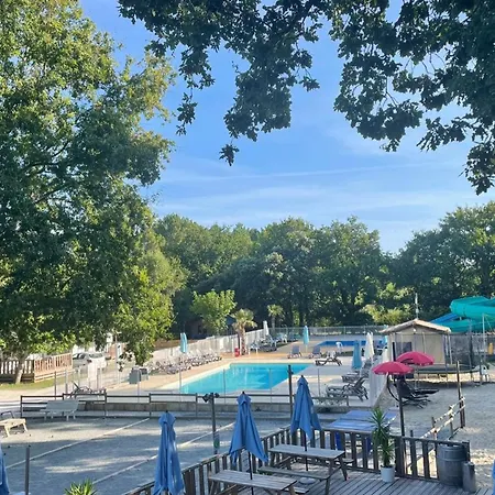 Camping Tente Spacieuse, Animaux Admis - 5 Pers. - Api-1-52-2204 *
